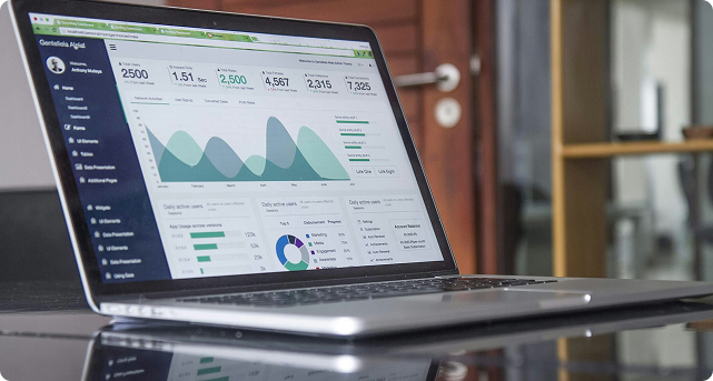 Equipe analisando dados de Business Intelligence